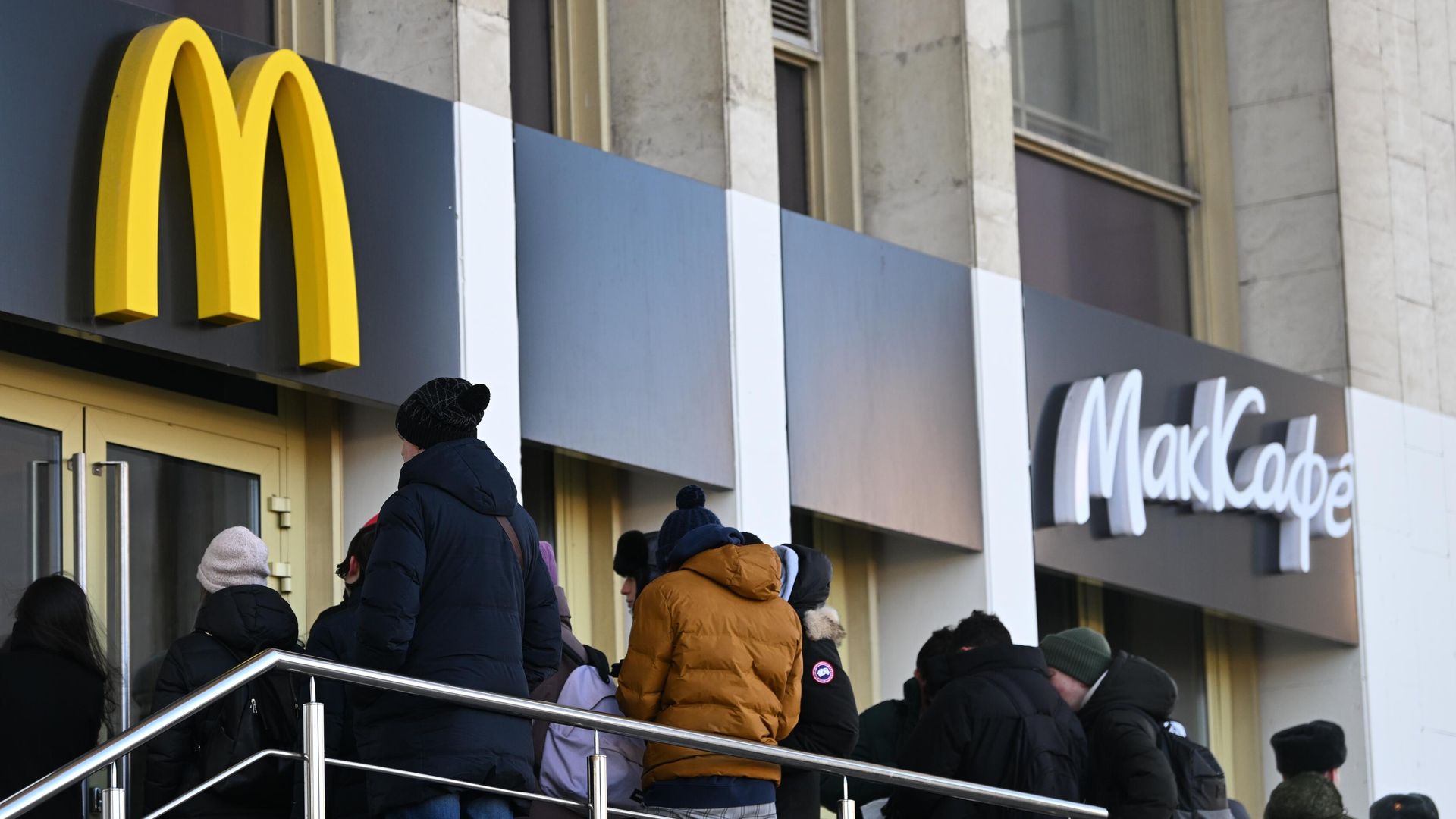Посетители в очереди у ресторана Макдоналдс на Комсомольском проспекте в Москве Посетители в очереди у ресторана Макдоналдс на Комсомольском проспекте в Москве - РИА Новости, 1920, 14.03.2022