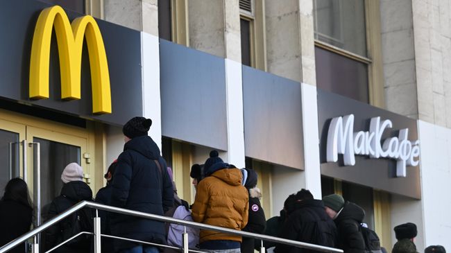 Посетители у ресторана Макдоналдс Посетители у ресторана Макдоналдс