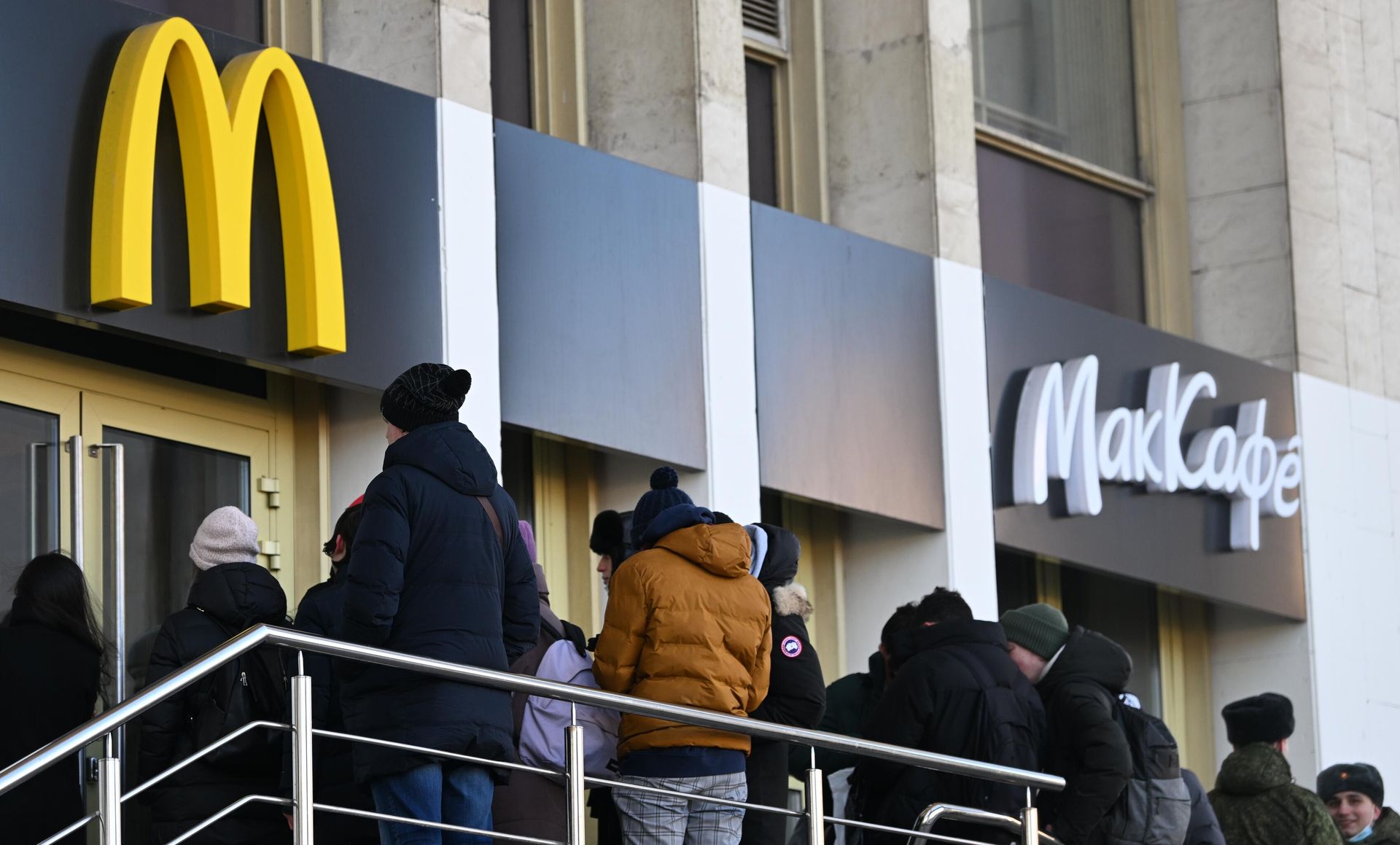 Посетители в очереди у ресторана Макдоналдс на Комсомольском проспекте в Москве Посетители в очереди у ресторана Макдоналдс на Комсомольском проспекте в Москве - РИА Новости, 1920, 09.03.2022