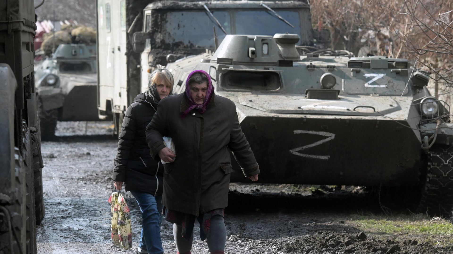 Местные жительницы проходят около колонны военной техники в селе Свободное Донецкой народной республики - РИА Новости, 1920, 10.03.2022