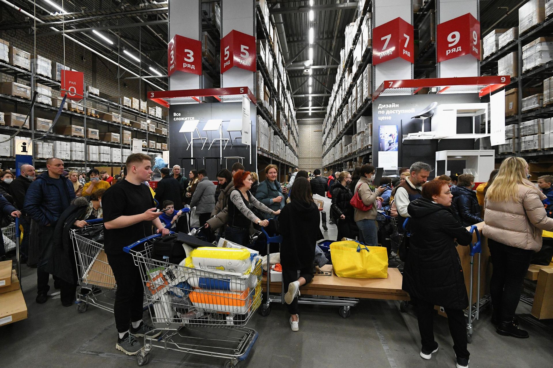 Люди стоят в очереди в кассы магазина IKEA в Химках Московской области Люди стоят в очереди в кассы магазина IKEA в Химках Московской области - РИА Новости, 1920, 09.03.2022