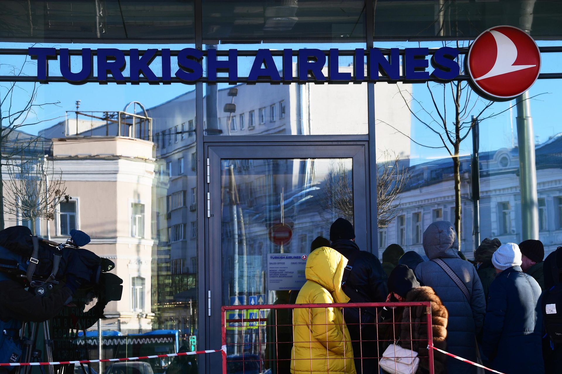 В Москве у офиса Turkish Airlines выстроилась очередь В Москве у офиса Turkish Airlines выстроилась очередь - РИА Новости, 1920, 09.03.2022