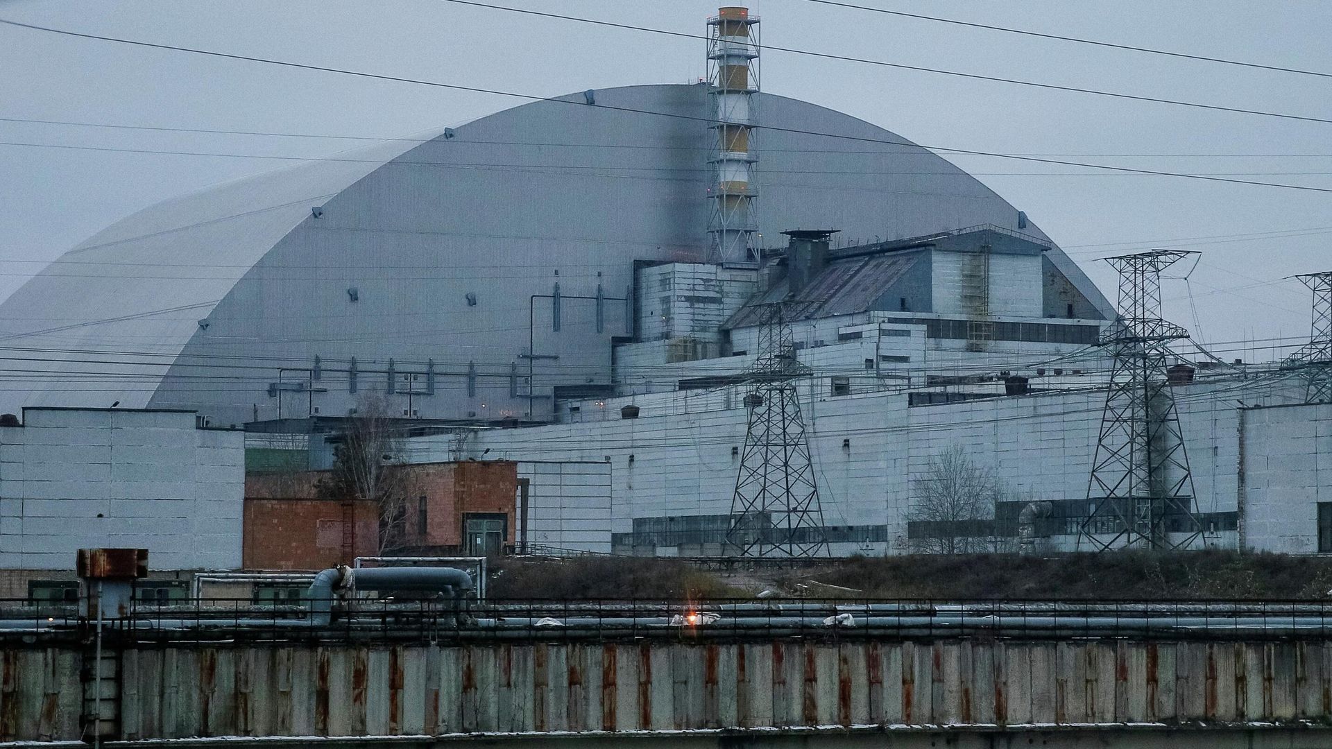 Изоляционное арочное сооружение над разрушенным в результате аварии 4-м энергоблоком Чернобыльской АЭС Изоляционное арочное сооружение над разрушенным в результате аварии 4-м энергоблоком Чернобыльской АЭС - РИА Новости, 1920, 09.03.2022