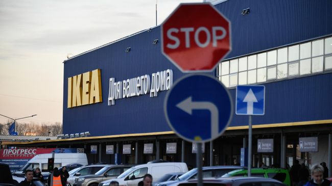 Люди возле магазина IKEA в Химках Московской области