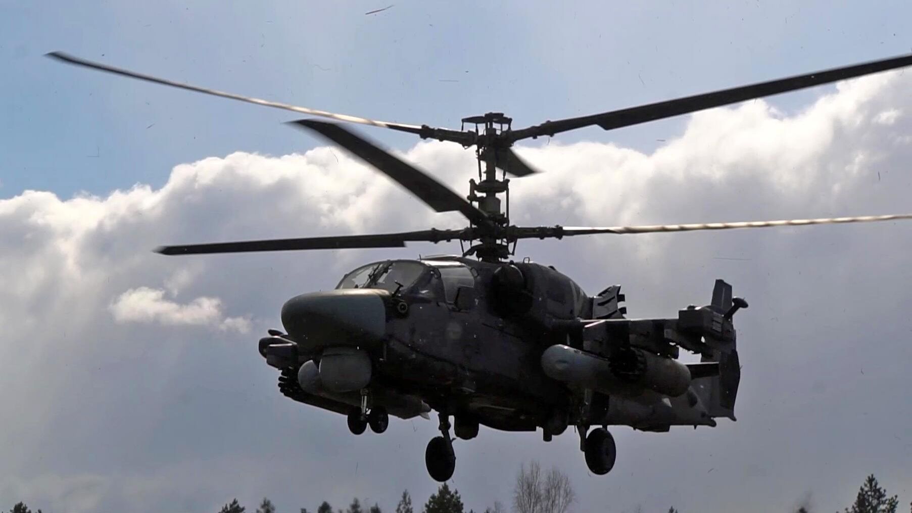 Вертолет Ка-52 ВКС РФ во время выполнения боевого задания в ходе специальной военной операции на Украине. Стоп-кадр видео - РИА Новости, 1920, 11.03.2022