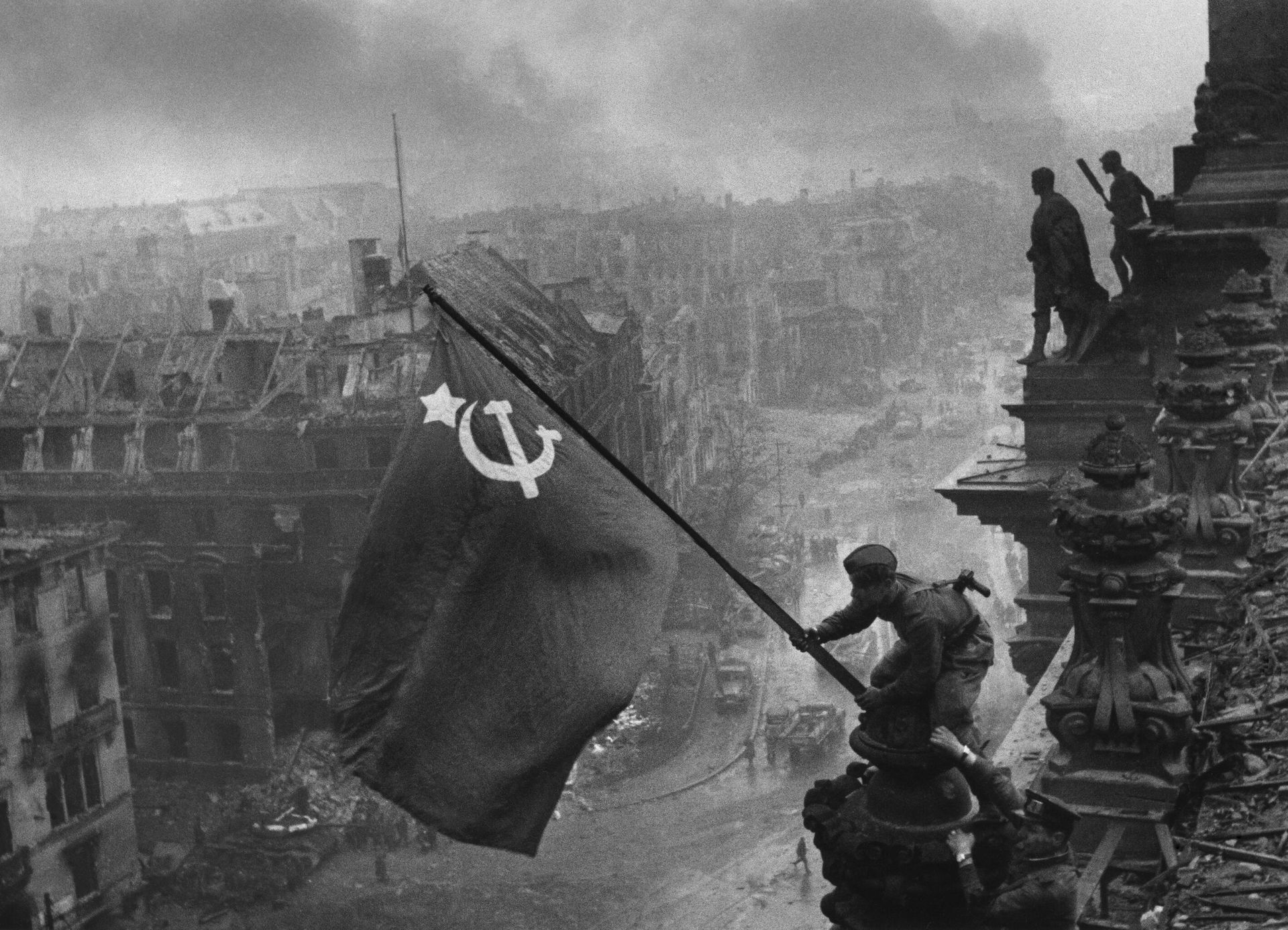 Знамя Победы над Рейхстагом. 2 мая 1945 года (Алексей Ковалев, Хаким Исмаилов, Леонид Горычев) - РИА Новости, 1920, 10.03.2022