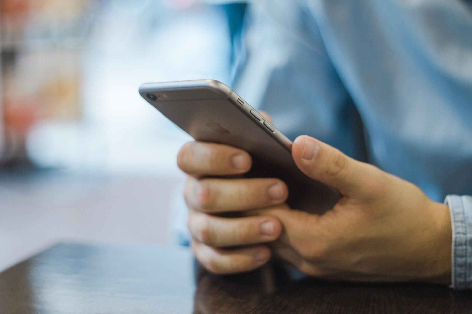 Мужчина снимает блокировку с iPhone Мужчина снимает блокировку с iPhone - РИА Новости, 1920, 10.03.2022