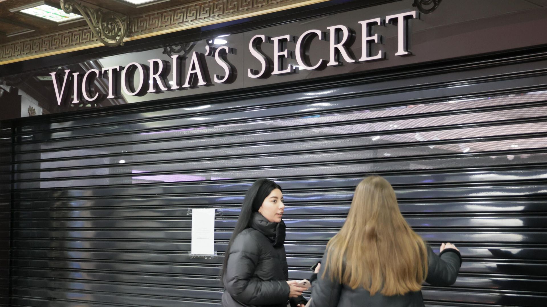 Девушки у закрытого магазина одежды Victoria's Secret в ТЦ Охотный ряд в Москве Девушки у закрытого магазина одежды Victoria's Secret в ТЦ Охотный ряд в Москве - РИА Новости, 1920, 29.03.2025