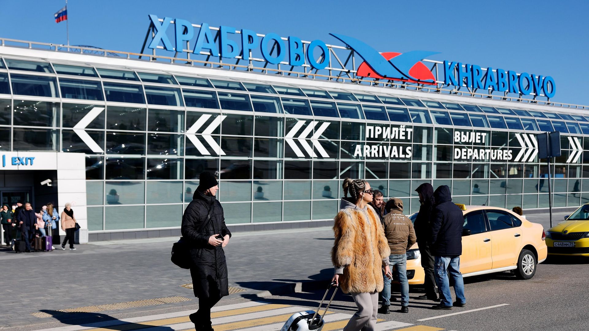 Пассажиры у Международного аэропорта Храброво (Калининград) Пассажиры у Международного аэропорта Храброво (Калининград) - РИА Новости, 1920, 31.03.2022