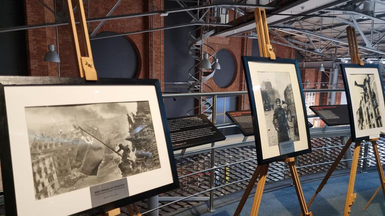 Фотоэкспозиция, посвященная юбилею Евгения Халдея, в Еврейском музее