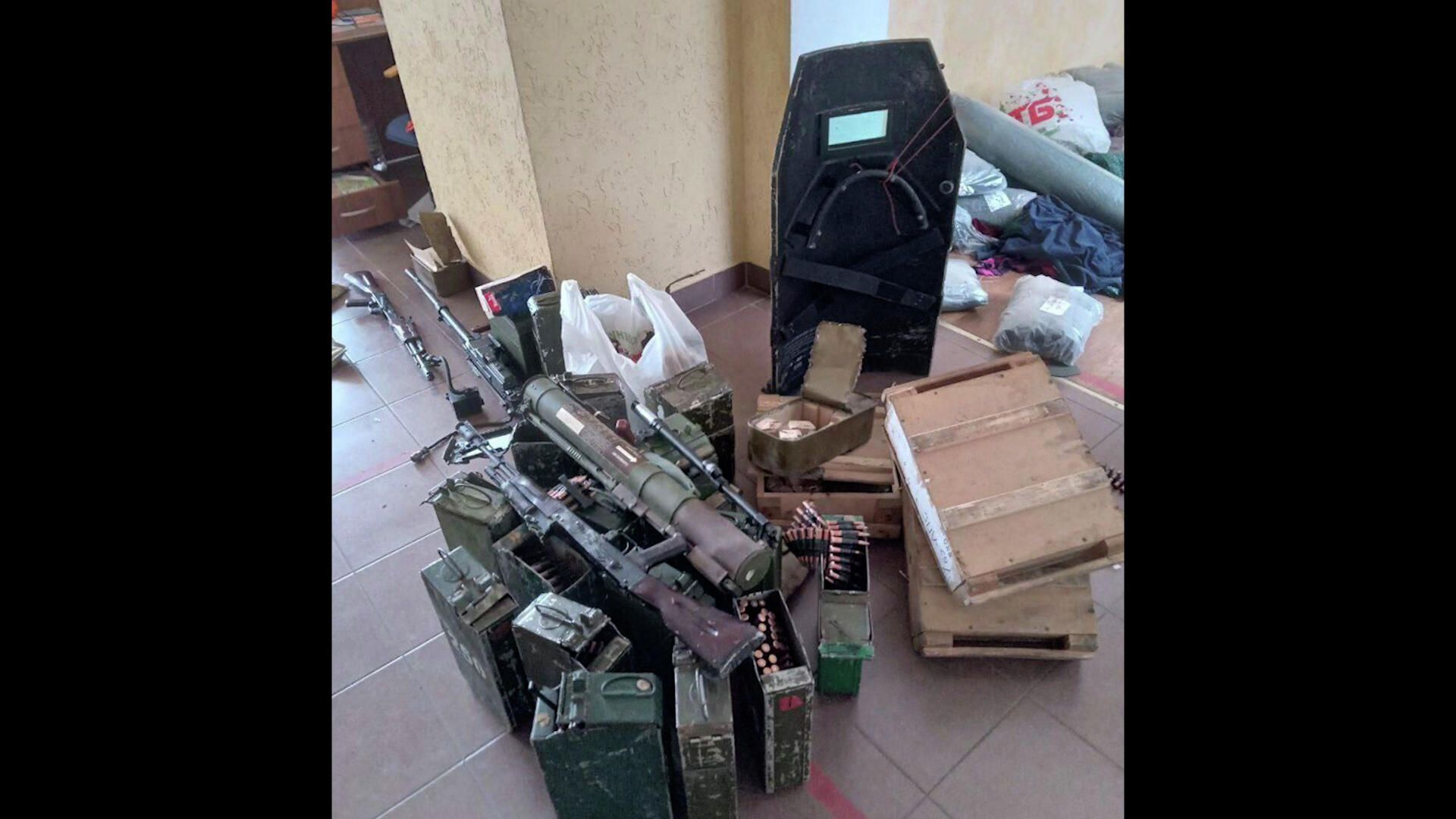 Схрон с оружием и взрывными устройствами в одной из школ Херсона Схрон с оружием и взрывными устройствами в одной из школ Херсона - РИА Новости, 1920, 10.03.2022