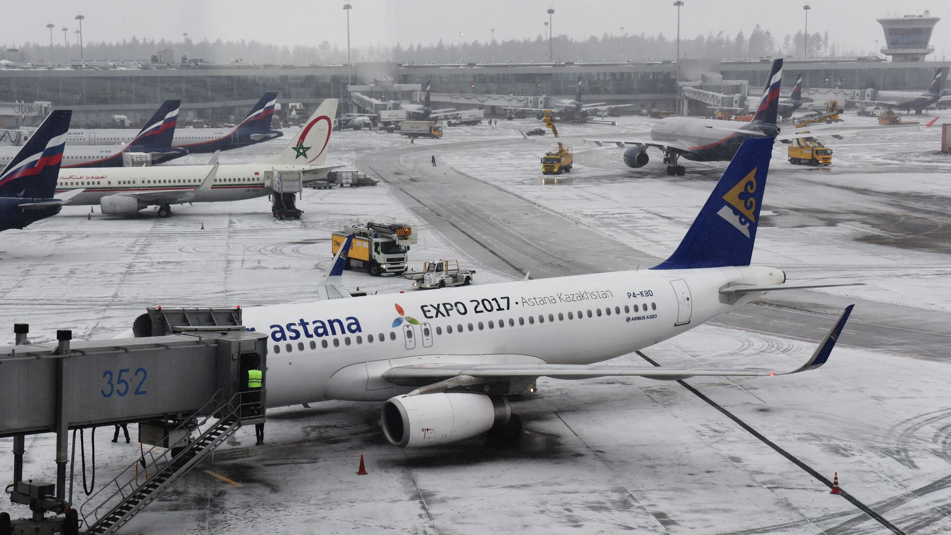 Посадка пассажиров в самолет Airbus A320 авиакомпании Air Astana в аэропорту Шереметьево Посадка пассажиров в самолет Airbus A320 авиакомпании Air Astana в аэропорту Шереметьево - РИА Новости, 1920, 11.03.2022
