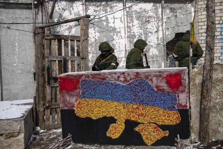 Военнослужащие народной милиции ЛНР на территории бывшего колбасного завода, в котором была создана нелегальная тюрьма нацбатальона Айдар Военнослужащие народной милиции ЛНР на территории бывшего колбасного завода, в котором была создана нелегальная тюрьма нацбатальона Айдар