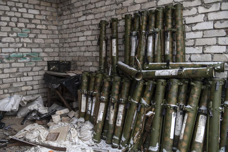 Ручные противотанковые гранатометы на территории бывшего колбасного завода, в котором была создана нелегальная тюрьма нацбатальона Айдар Ручные противотанковые гранатометы на территории бывшего колбасного завода, в котором была создана нелегальная тюрьма нацбатальона Айдар
