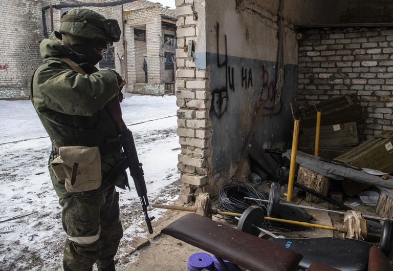 Военнослужащий народной милиции ЛНР на территории бывшего колбасного завода, в котором была создана нелегальная тюрьма нацбатальона Айдар Военнослужащий народной милиции ЛНР на территории бывшего колбасного завода, в котором была создана нелегальная тюрьма нацбатальона Айдар