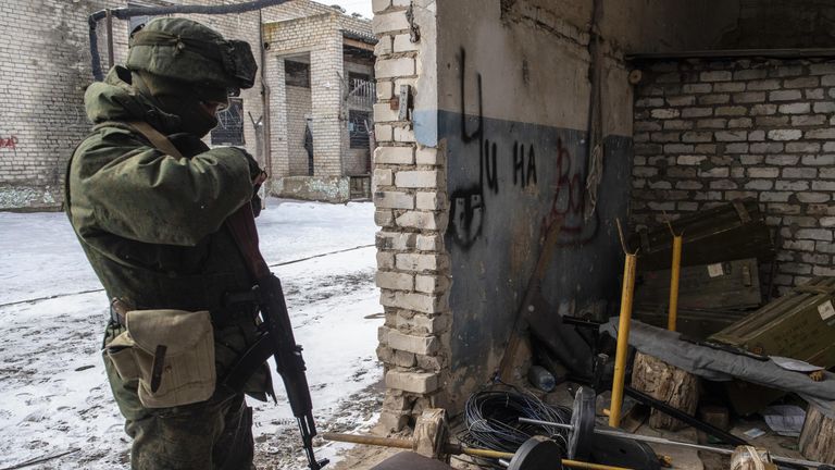 Военнослужащий народной милиции ЛНР на территории бывшего колбасного завода, в котором была создана нелегальная тюрьма нацбатальона Айдар
