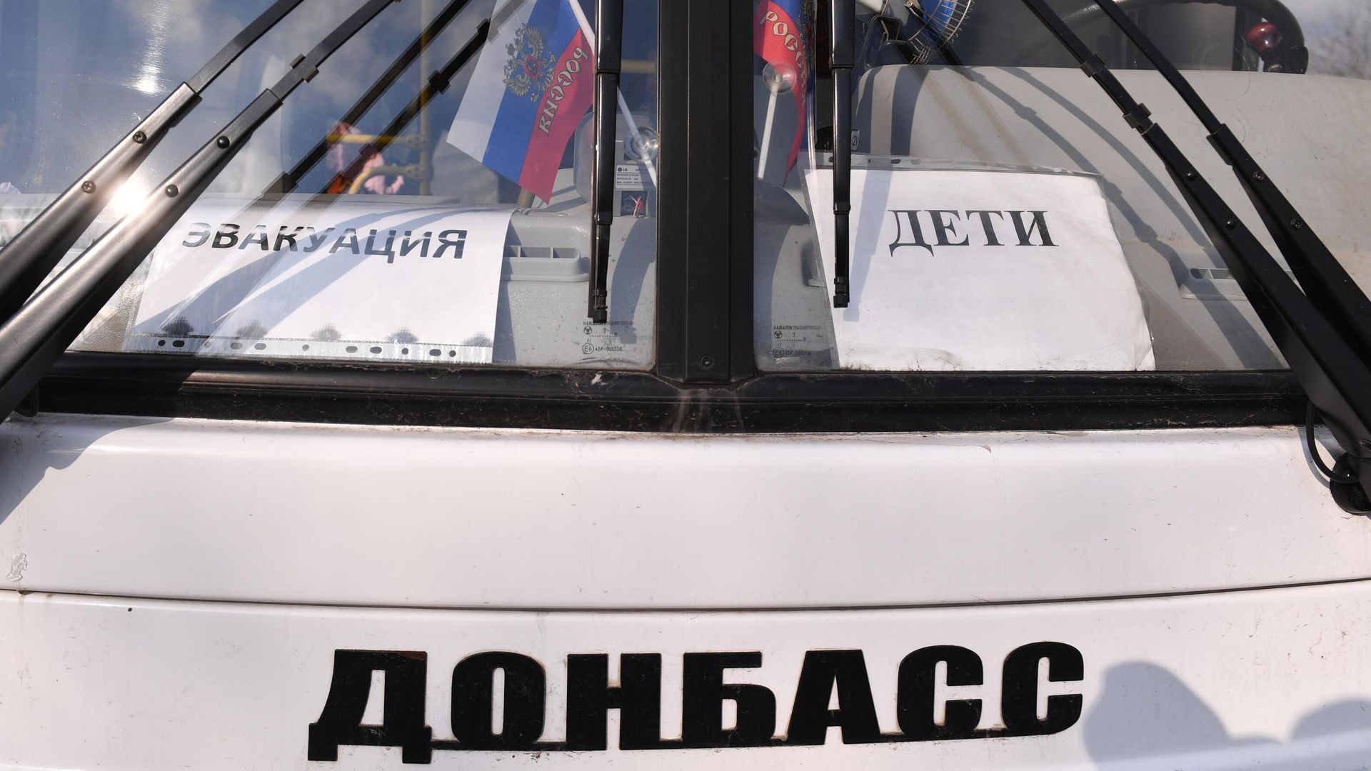 Автобус с табличками Эвакуация и Дети Автобус с табличками Эвакуация и Дети - РИА Новости, 1920, 26.04.2022