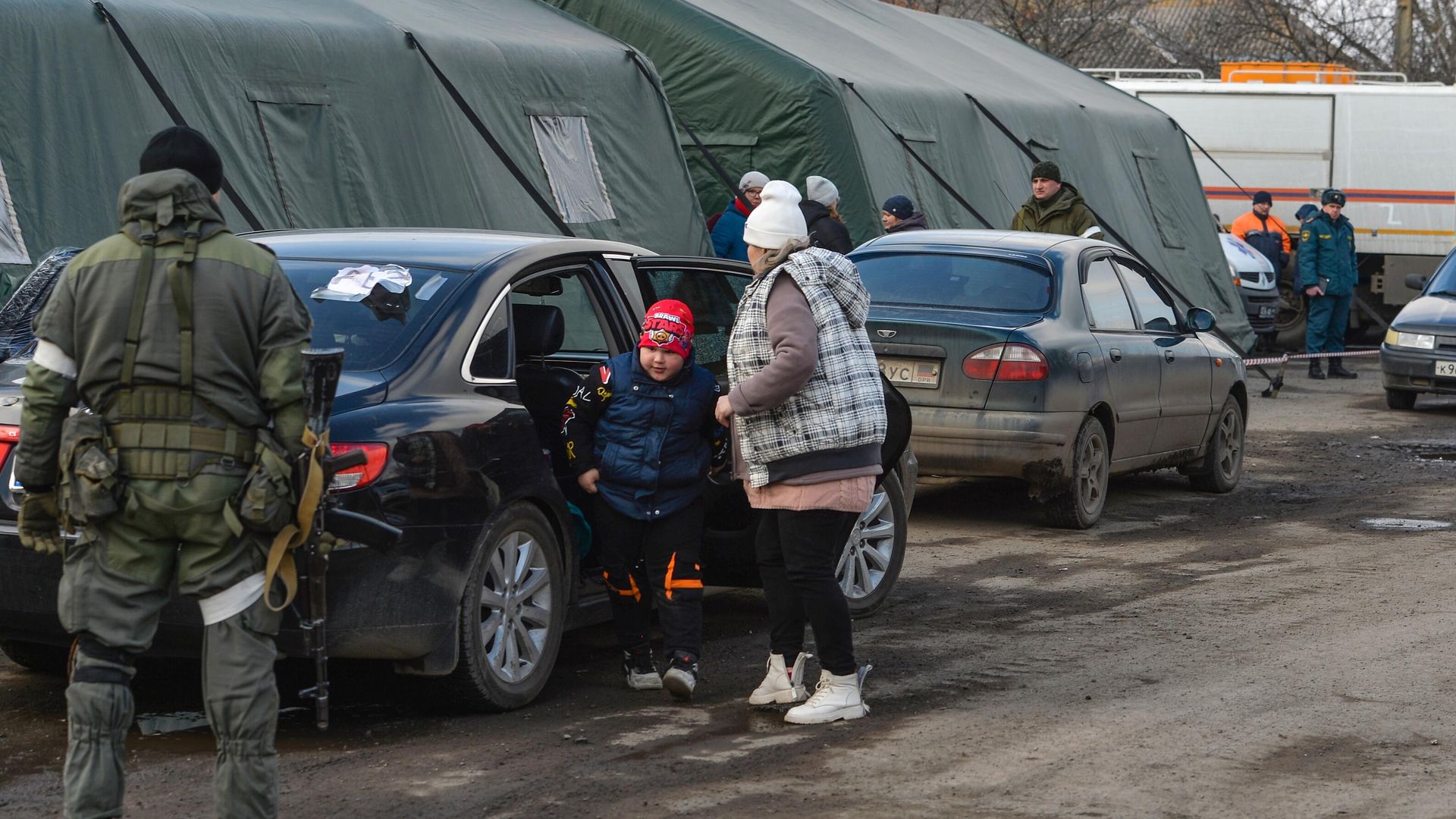 Беженцы из Мариуполя у палаток пункта оказания помощи эвакуированному населению в селе Безыменное Беженцы из Мариуполя у палаток пункта оказания помощи эвакуированному населению в селе Безыменное - РИА Новости, 1920, 15.03.2022