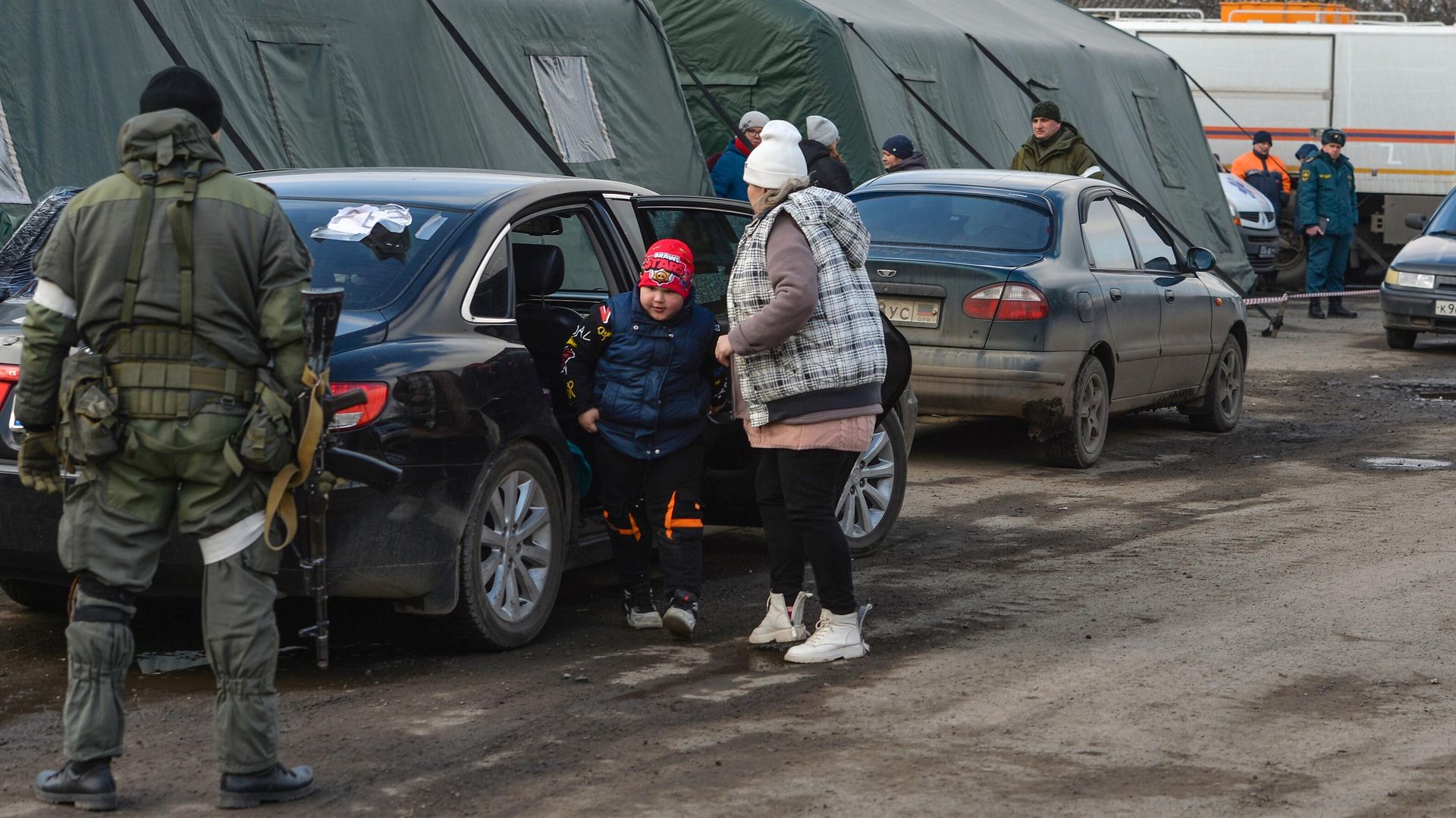 Беженцы из Мариуполя у палаток пункта оказания помощи эвакуированному населению в селе Безыменное Беженцы из Мариуполя у палаток пункта оказания помощи эвакуированному населению в селе Безыменное - РИА Новости, 1920, 12.03.2022