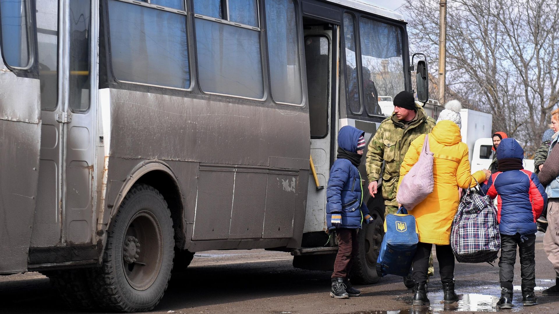 Беженцы из Мариуполя у пункта оказания помощи эвакуированному населению в селе Безыменное Беженцы из Мариуполя у пункта оказания помощи эвакуированному населению в селе Безыменное - РИА Новости, 1920, 12.03.2022