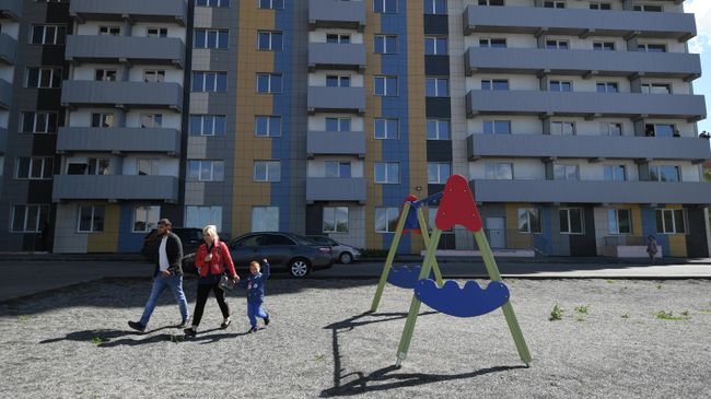 Семья во дворе нового дома