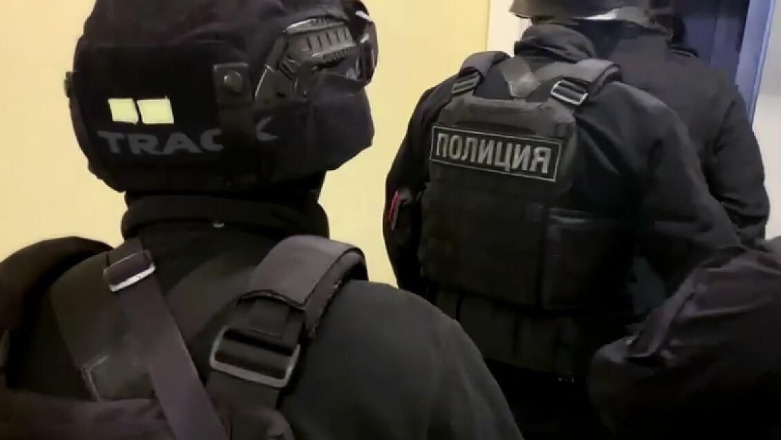 Сотрудники полиции проводят операцию по задержанию участников интернет-сообщества, причастных к распространению электронных писем с ложными угрозами минирования. Стоп-кадр видео Сотрудники полиции проводят операцию по задержанию участников интернет-сообщества, причастных к распространению электронных писем с ложными угрозами минирования. Стоп-кадр видео - РИА Новости, 1920, 30.04.2025
