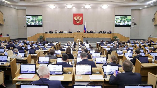 Депутаты на дополнительном пленарном заседании в Государственной думе