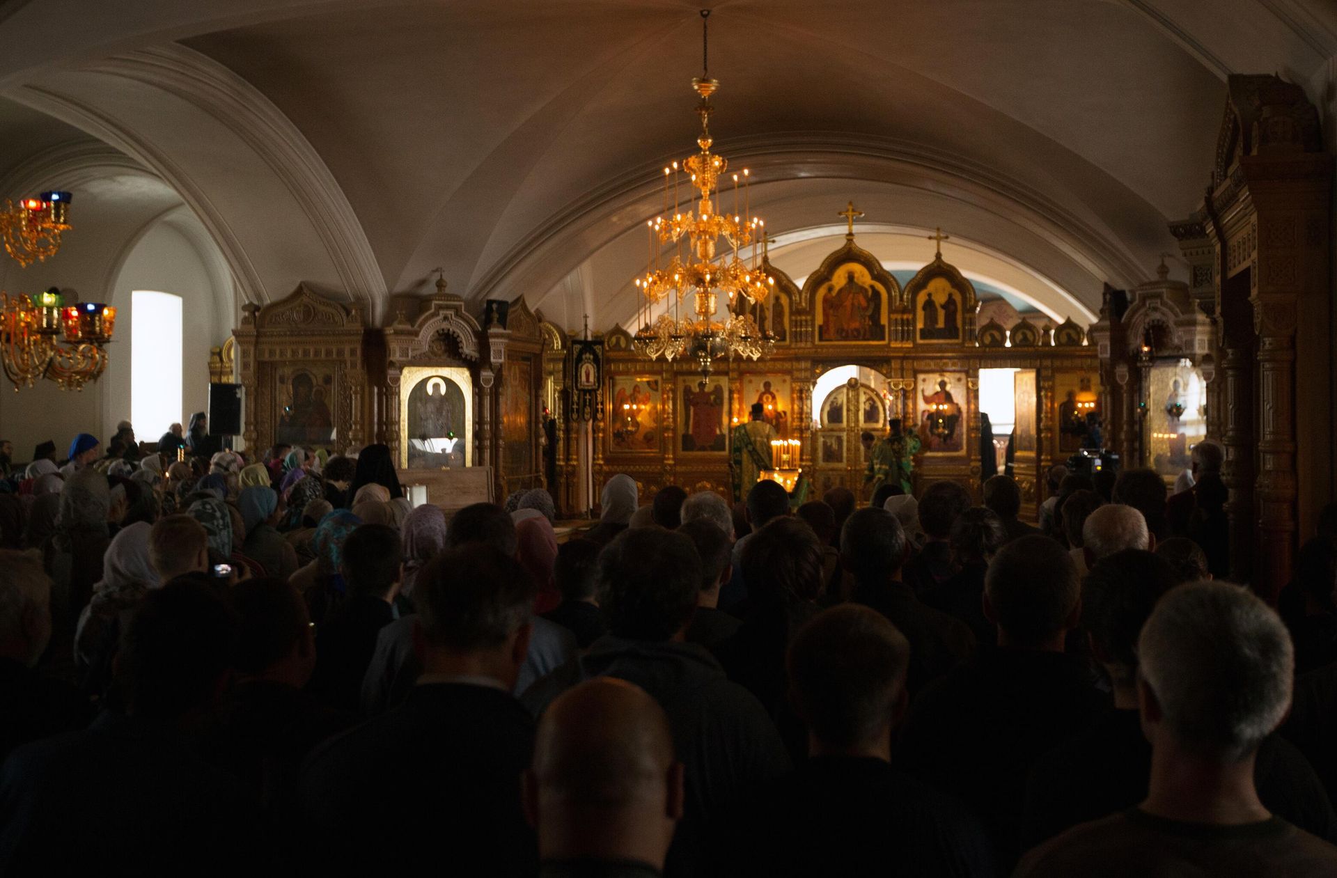 Верующие во время вечерней службы в Спасо-Преображенском соборе  - РИА Новости, 1920, 13.01.2023