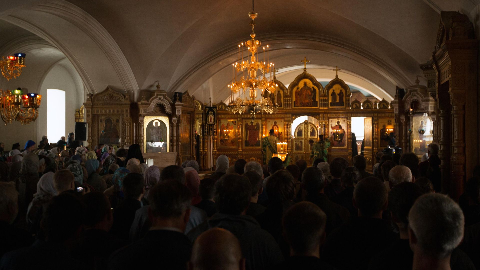 Верующие во время вечерней службы в Спасо-Преображенском соборе Верующие во время вечерней службы в Спасо-Преображенском соборе - РИА Новости, 1920, 15.04.2023