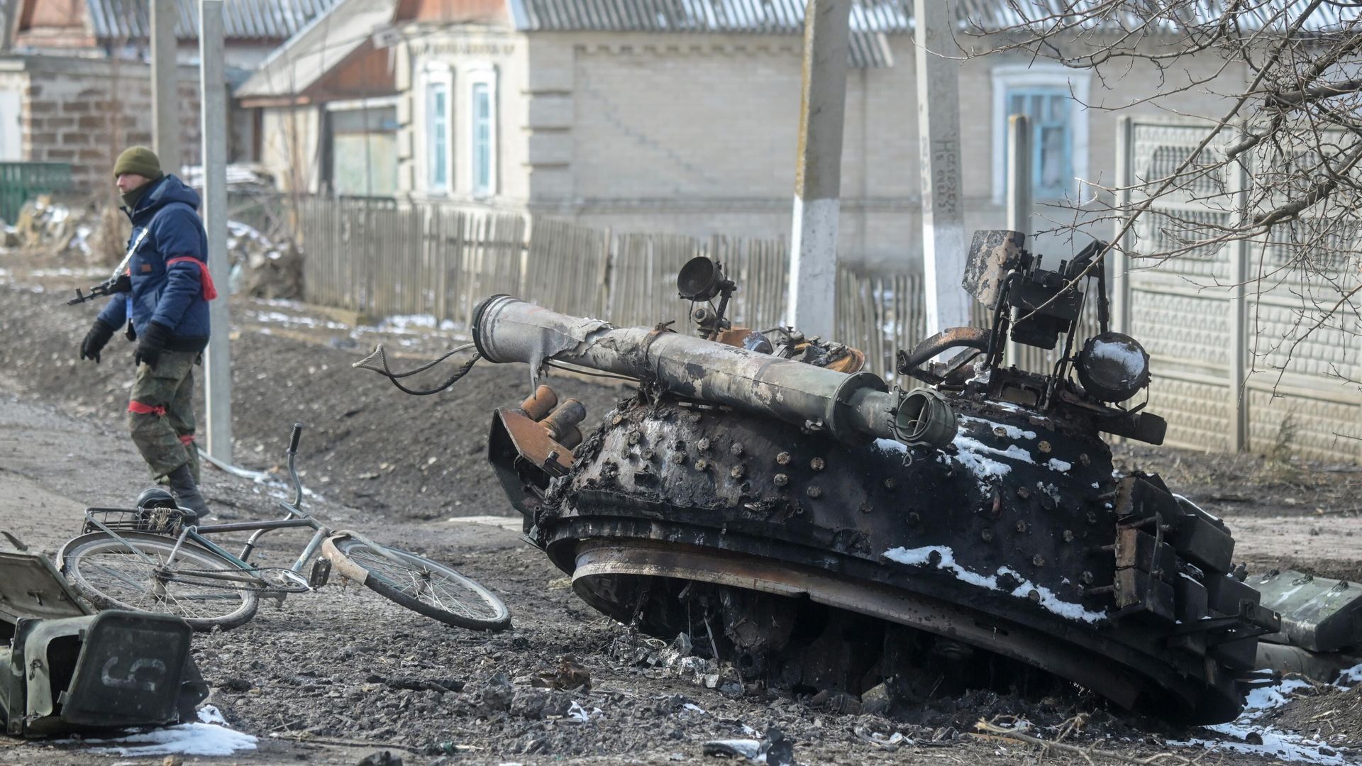 Боец Народной милиции ДНР у фрагмента подбитого и сгоревшего танка Вооруженных сил Украины Боец Народной милиции ДНР у фрагмента подбитого и сгоревшего танка Вооруженных сил Украины - РИА Новости, 1920, 12.03.2022