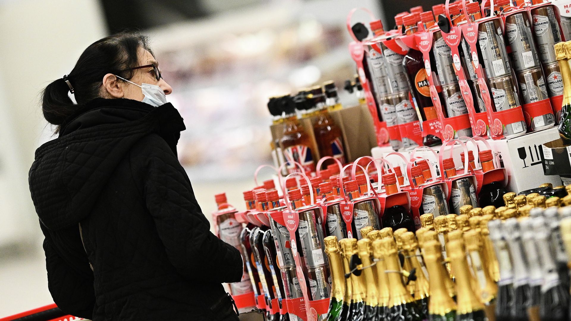 Покупатель в отделе алкогольной продукции гипермаркета Ашан Покупатель в отделе алкогольной продукции гипермаркета Ашан - РИА Новости, 1920, 08.02.2023