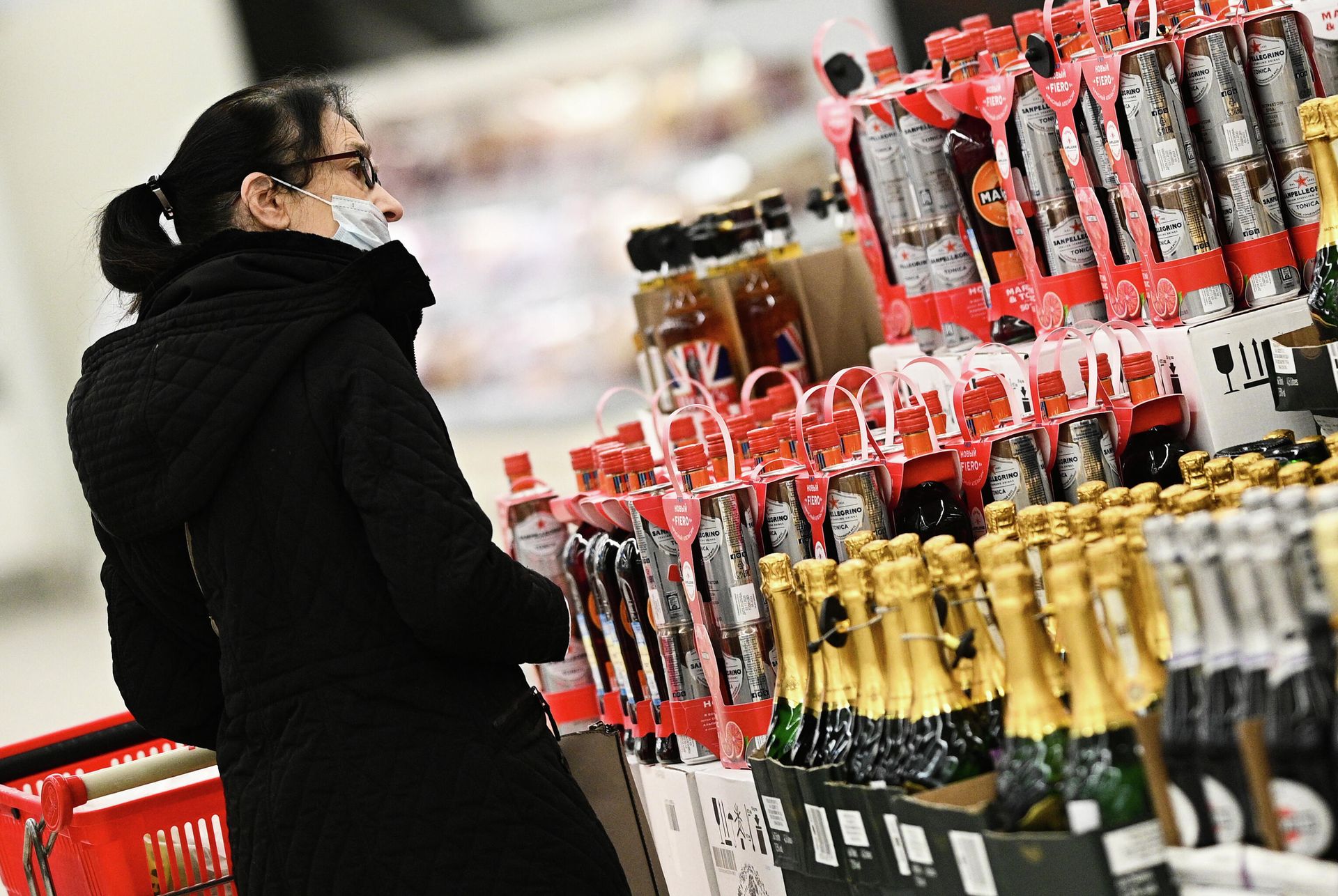Покупатель в отделе алкогольной продукции гипермаркета Ашан Покупатель в отделе алкогольной продукции гипермаркета Ашан - РИА Новости, 1920, 12.03.2022