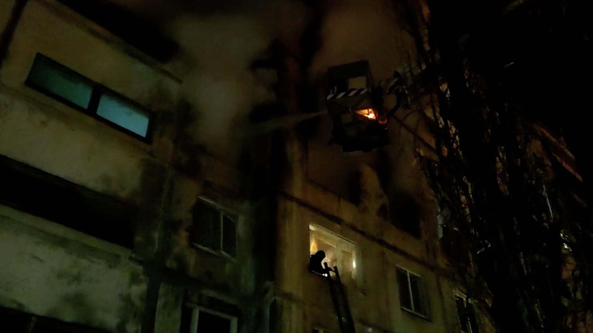 Кадры тушения пожара в жилом доме в Воронеже Кадры тушения пожара в жилом доме в Воронеже - РИА Новости, 1920, 12.03.2022
