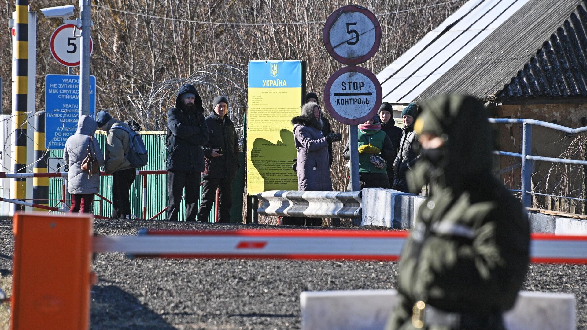 Жители Украины ожидают возле пункта пропуска Поддобрянка своих родственников из Белоруссии, которые приносят продукты питания и лекарства - РИА Новости, 1920, 20.01.2023