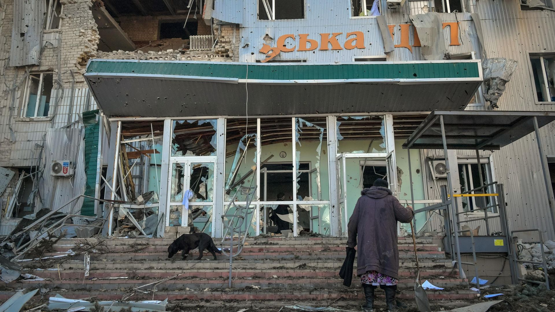 Женщина у здания городской больницы, разрушенного в результате обстрела в Волновахе Женщина у здания городской больницы, разрушенного в результате обстрела в Волновахе - РИА Новости, 1920, 13.03.2022