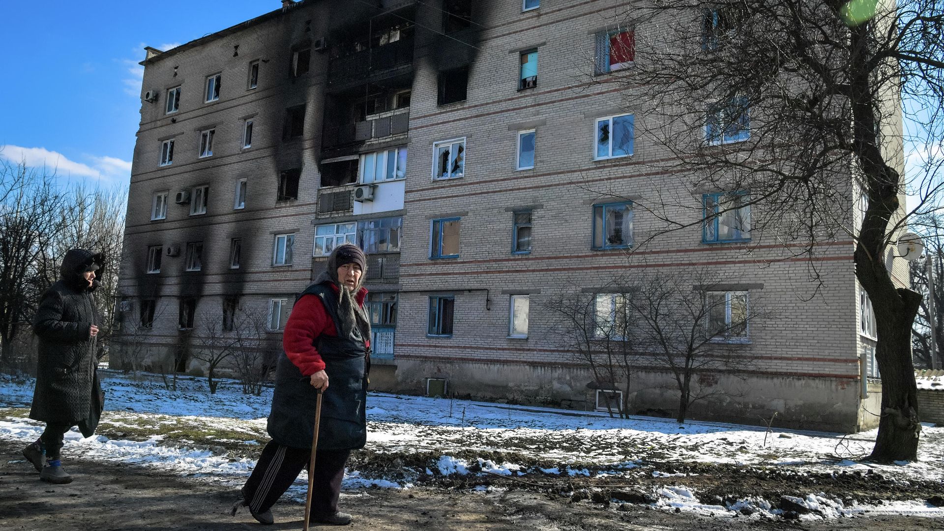 Женщины около дома, поврежденного в результате обстрела в микрорайоне Северный в Волновахе Женщины около дома, поврежденного в результате обстрела в микрорайоне Северный в Волновахе - РИА Новости, 1920, 20.03.2022
