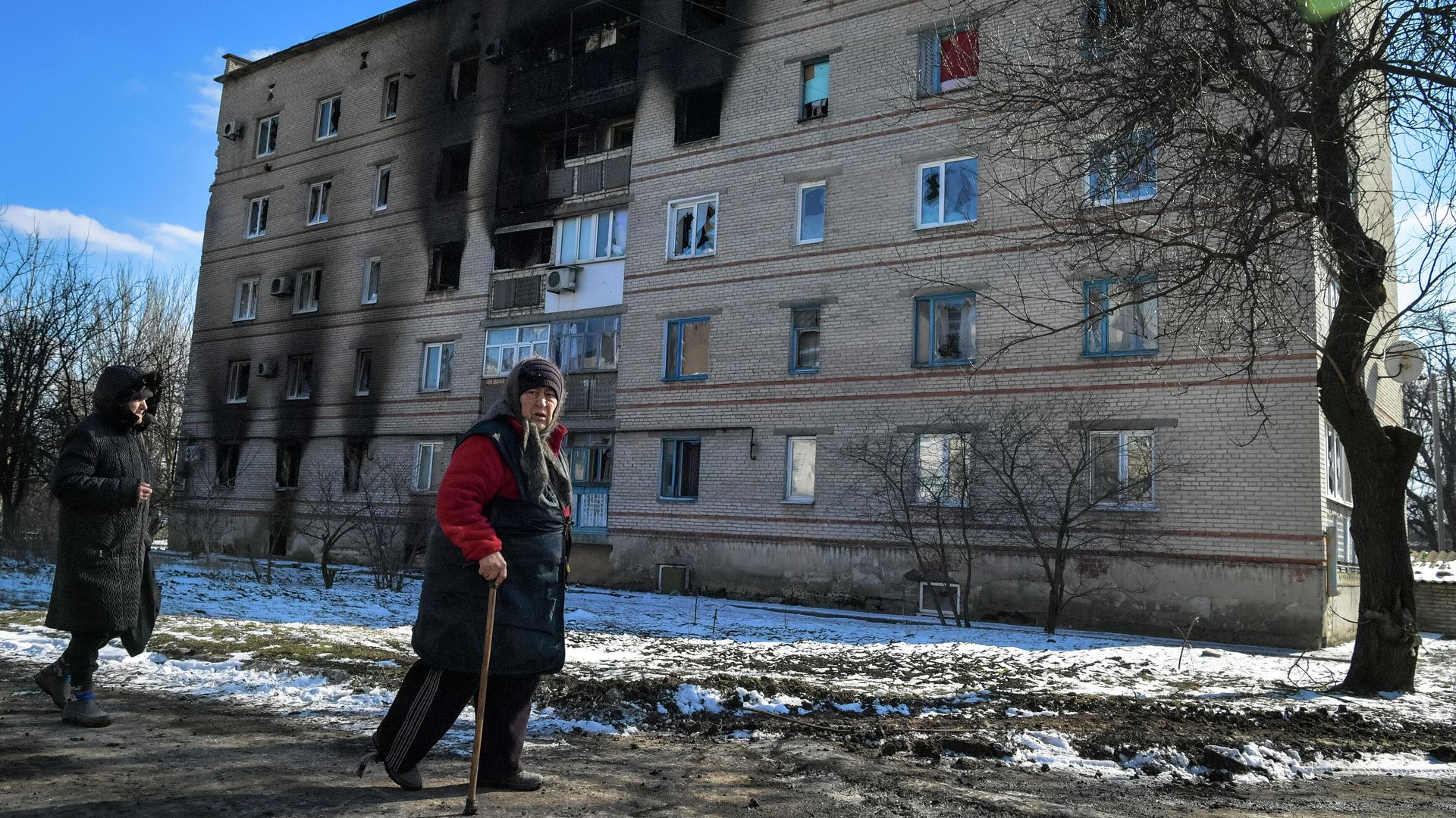 Женщины около дома, поврежденного в результате обстрела в Волновахе - РИА Новости, 1920, 14.12.2022
