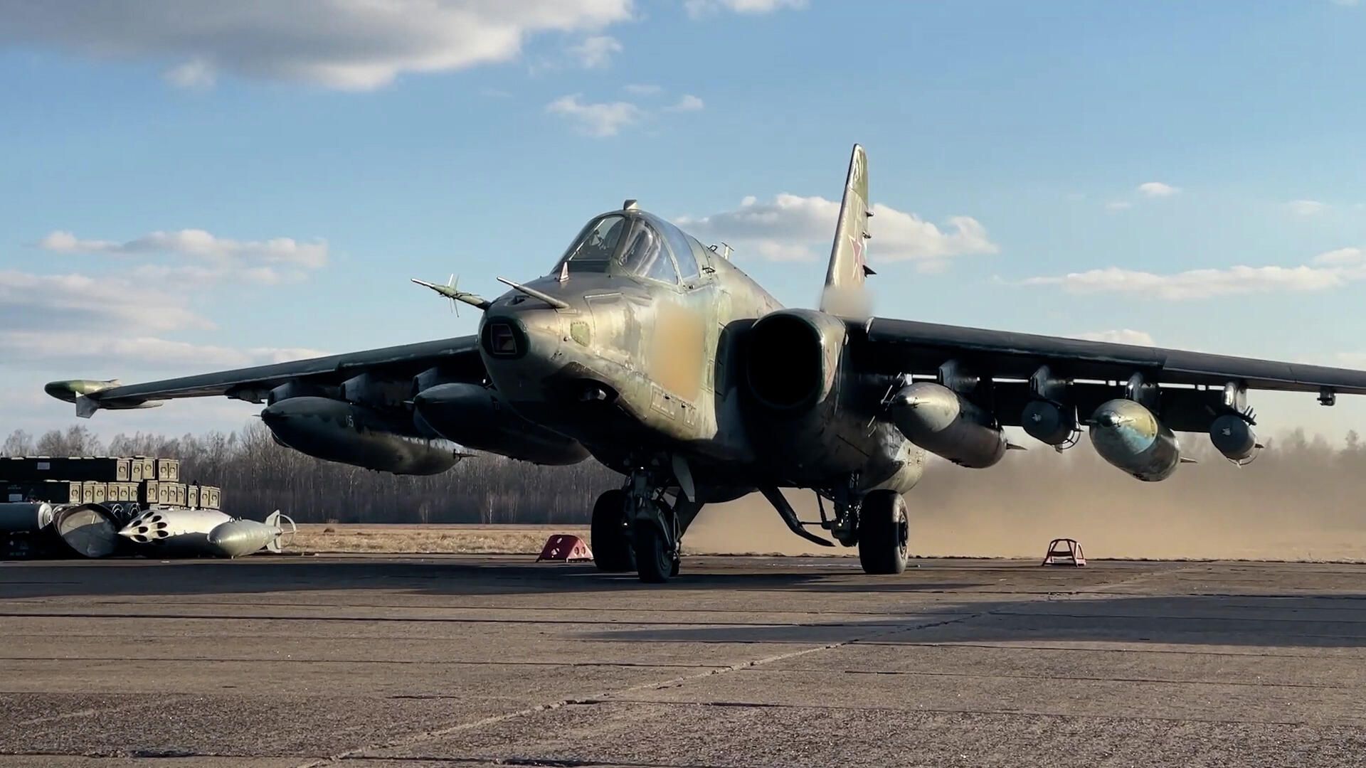 Кадры уничтожения склада с боеприпасами ВСУ - РИА Новости, 1920, 14.03.2022