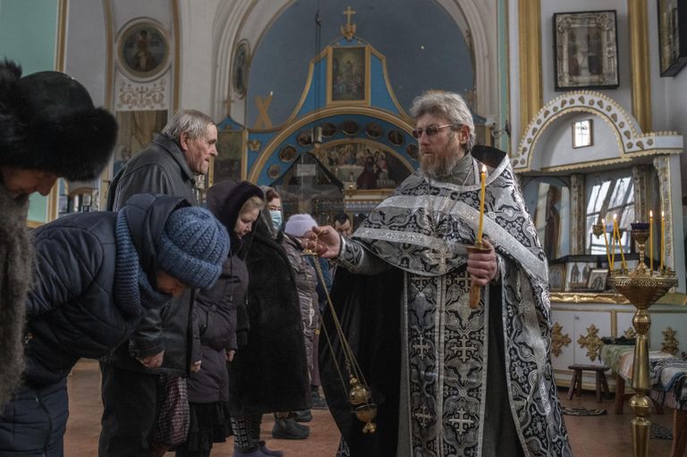 Служба в Свято-Покровский храме в поселке Трехизбенка в Луганской народной республике Служба в Свято-Покровский храме в поселке Трехизбенка в Луганской народной республике