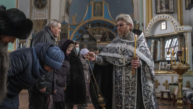 Служба в Свято-Покровский храме в поселке Трехизбенка в Луганской народной республике Служба в Свято-Покровский храме в поселке Трехизбенка в Луганской народной республике