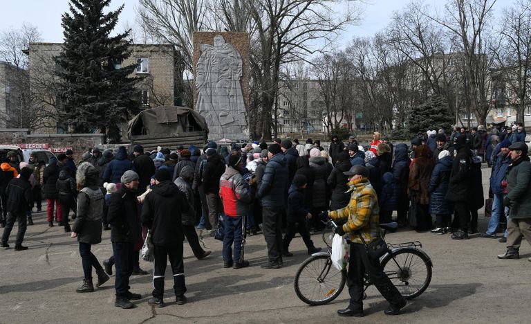 Местные жители в очереди за гуманитарной помощью в поселке Донское в Донецкой народной республике Местные жители в очереди за гуманитарной помощью в поселке Донское в Донецкой народной республике