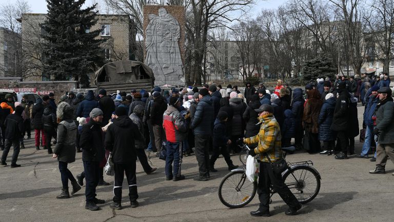 Местные жители в очереди за гуманитарной помощью в поселке Донское в Донецкой народной республике Местные жители в очереди за гуманитарной помощью в поселке Донское в Донецкой народной республике