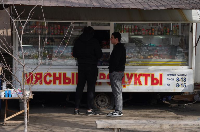 Жители у продуктового ларька в станице Луганской в Луганской народной республике Жители у продуктового ларька в станице Луганской в Луганской народной республике