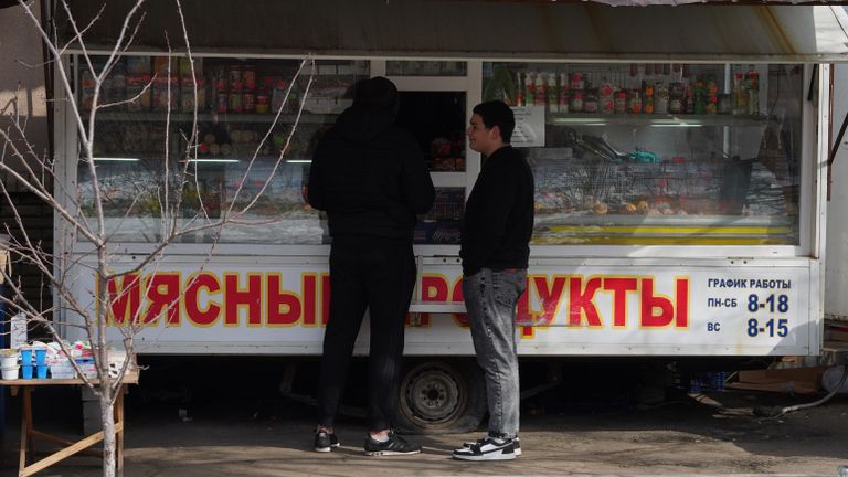 Жители у продуктового ларька в станице Луганской в Луганской народной республике Жители у продуктового ларька в станице Луганской в Луганской народной республике