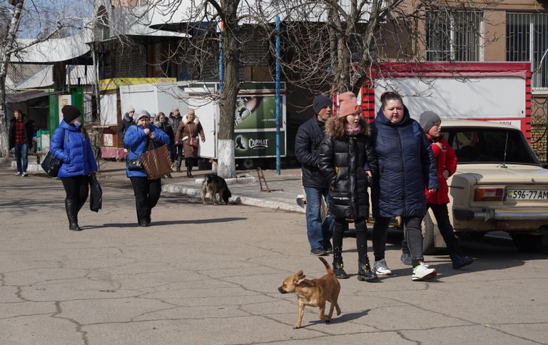 Местные жители на одной из улиц в станице Луганской в Луганской народной республике Местные жители на одной из улиц в станице Луганской в Луганской народной республике