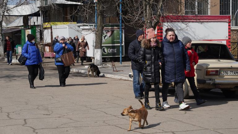 Местные жители на одной из улиц в станице Луганской в Луганской народной республике Местные жители на одной из улиц в станице Луганской в Луганской народной республике