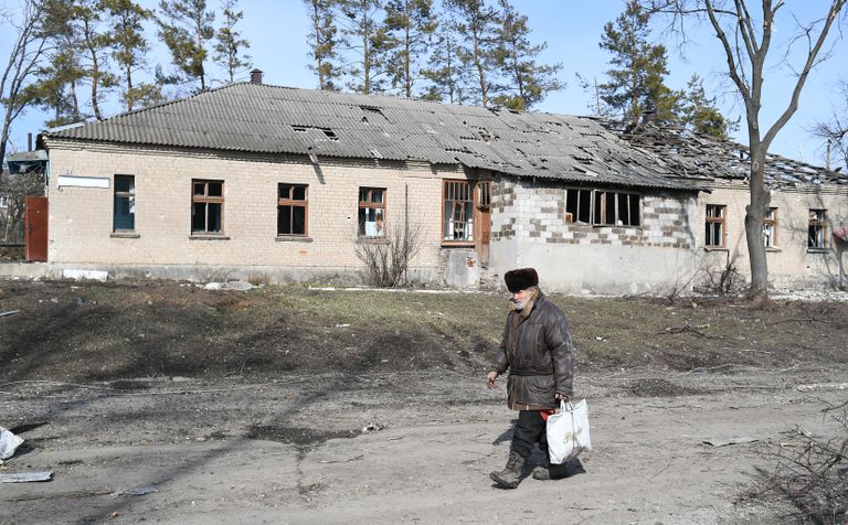 Мужчина идет по улице в городе Волноваха в Донецкой народной республике Мужчина идет по улице в городе Волноваха в Донецкой народной республике