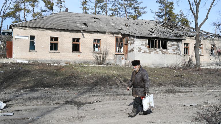Мужчина идет по улице в городе Волноваха в Донецкой народной республике Мужчина идет по улице в городе Волноваха в Донецкой народной республике