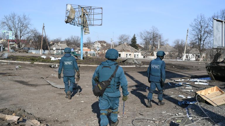 Группа саперов МЧС ДНР проводит разминирование территории в городе Волноваха в Донецкой народной республике Группа саперов МЧС ДНР проводит разминирование территории в городе Волноваха в Донецкой народной республике