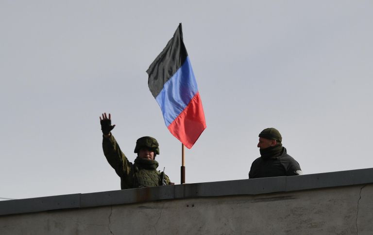 Поднятие флага ДНР на зданием администрации в поселке Донское в Донецкой народной республике Поднятие флага ДНР на зданием администрации в поселке Донское в Донецкой народной республике